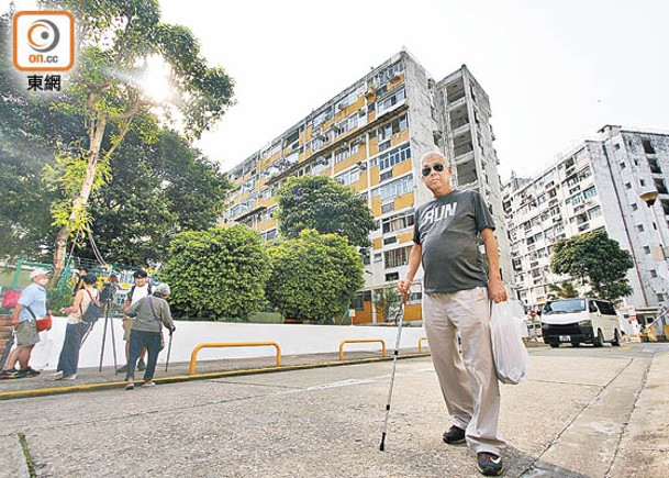 大坑西新邨重建拖逾10年終有定案，居民多為年老長者。（黃偉邦攝）