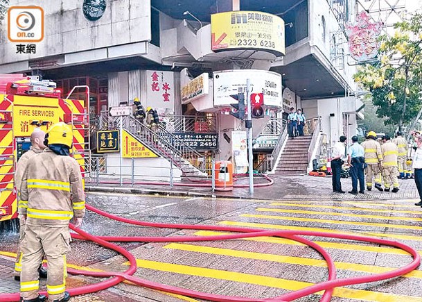 餐廳爐頭搶火 消防拖喉灌救