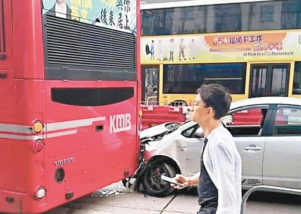 私家車撞上巴士車尾。