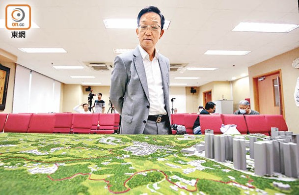 鄉議局主席劉業強稱有信心丙崗村建屋速度快過粉嶺高球場。（陳德賢攝）