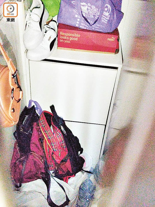 案發劏房門口擺放了書包及手袋等物件。