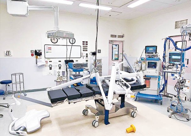 基督教聯合醫院於今年2月有大型手術燈突然墜下，醫院管理局指會追究承辦商責任。