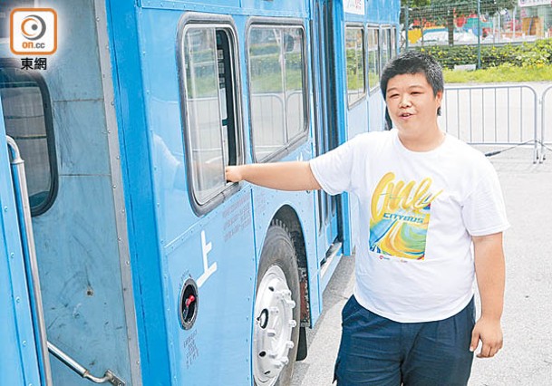 陳彥東首次接觸修復古董巴士。