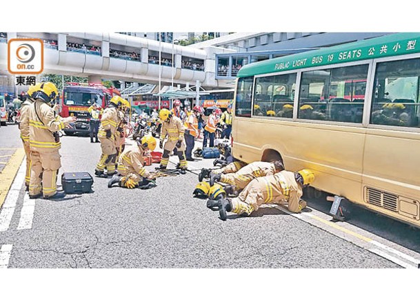 小巴撞男途人捲車底  消防救出