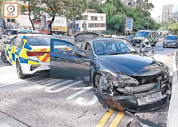 「影子車」車頭毀爛。（劉子文攝）