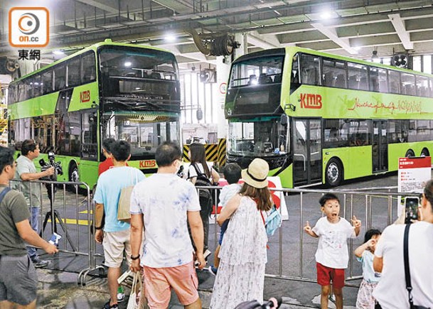 昨日有逾3400名市民到訪屯門九巴維修中心，並與各款巴士合照。（李志湧攝）