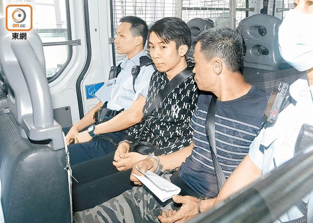 李樂晞（左二）昨被解往九龍城裁判法院應訊。