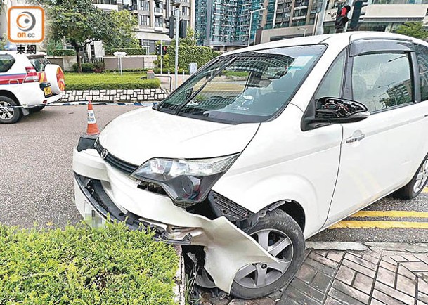 將軍澳：私家車超速被追截撞壆。（吳鎮興攝）