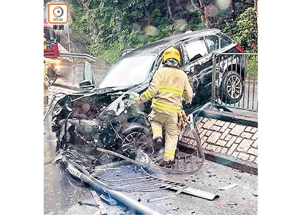 大埔半小時3車禍  私家車掃欄卡石壆