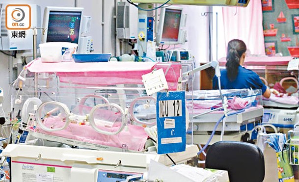 在新生兒深切治療部，醫護人員需要全神貫注。