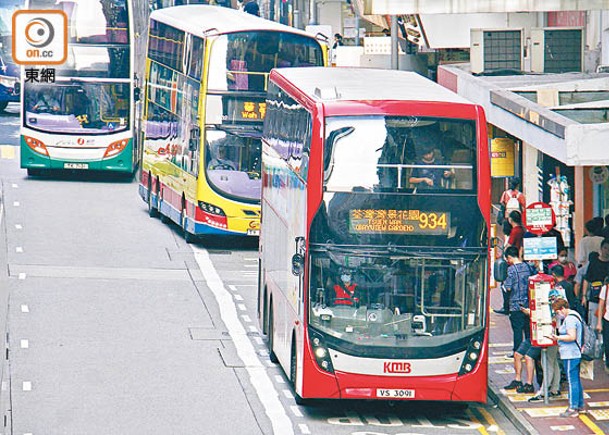5間專營巴士公司昨起加價，市民擔心生活百上加斤。