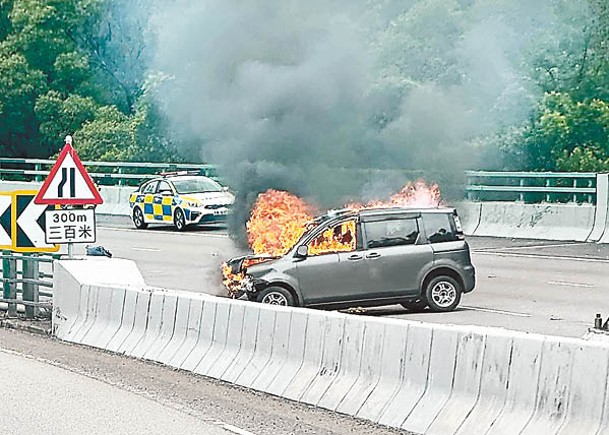 屯門公路：私家車失事後車頭起火猛烈焚燒。