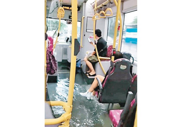 巴士車廂內水浸，惟乘客處變不驚，見怪不怪。