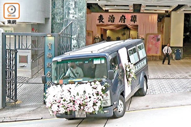 靈柩由靈車載離寶福紀念館。