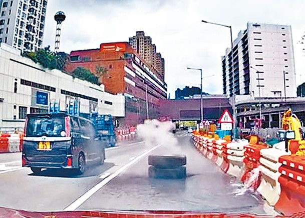 貨車甩孖轆  飛彈撞水馬