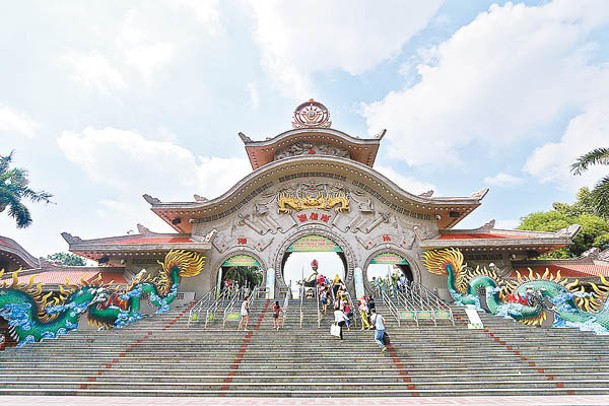 位於胡志明市第9郡嘅仙泉旅遊公園係當地著名景點。