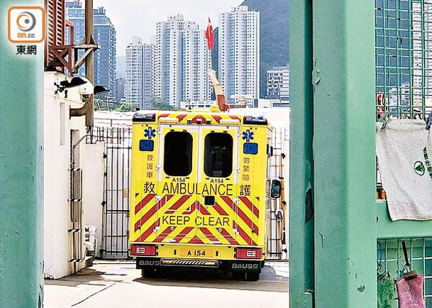 救護車在香港仔滅火輪消防局戒備。（蘇偉明攝）