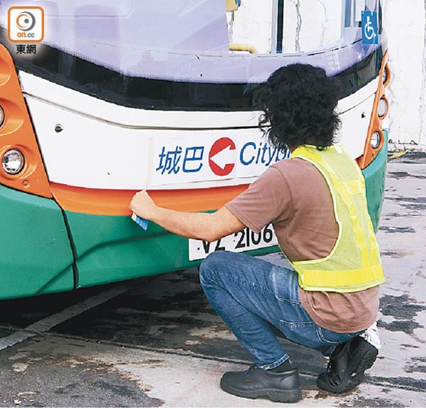 新巴全線約700輛巴士正逐步換裝，在經典的橙白綠色車身貼上城巴標誌。（李志湧攝）