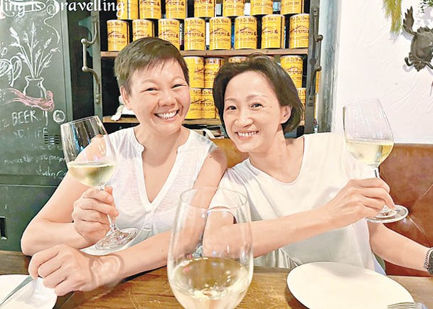 陳淑莊（右）同王惠芬（左）喺台灣見面，把酒談歡。
