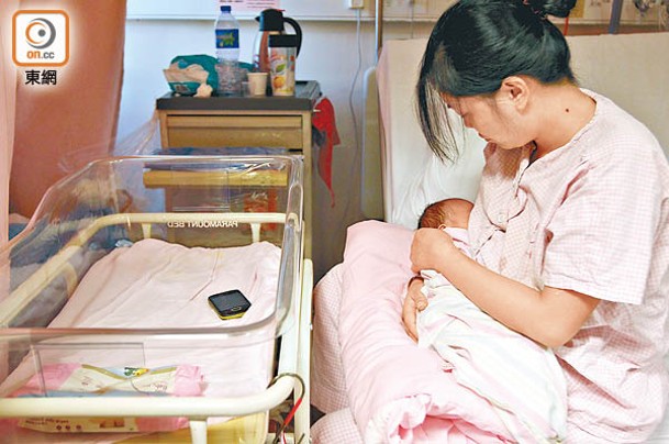 不少剖腹分娩的母親遇到哺乳困難。