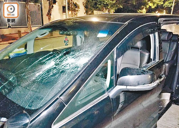 七人車車頭玻璃及前座乘客位車窗被打破。（梁國雄攝）