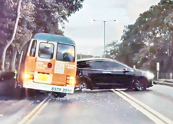 小巴剷上行人路，電動車橫亘路中。