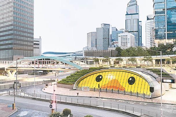 巨型橡皮鴨事隔十年重臨香港，港鐵金鐘站變身主題車站，與市民同樂。
