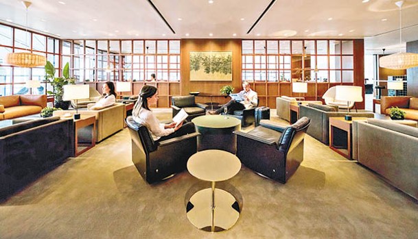國泰於今年第3季落成的蛇口貴賓室，將成為世界上第一個設在港口的航空貴賓室。圖為位於香港國際機場的「玲瓏堂」貴賓室。