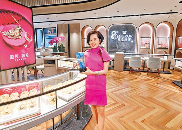英皇鐘錶珠寶主席楊諾思表示，很榮幸英皇鐘錶珠寶獲《東方日報》及《on.cc東網》頒發「超卓上市企業大獎（鐘錶珠寶）」。