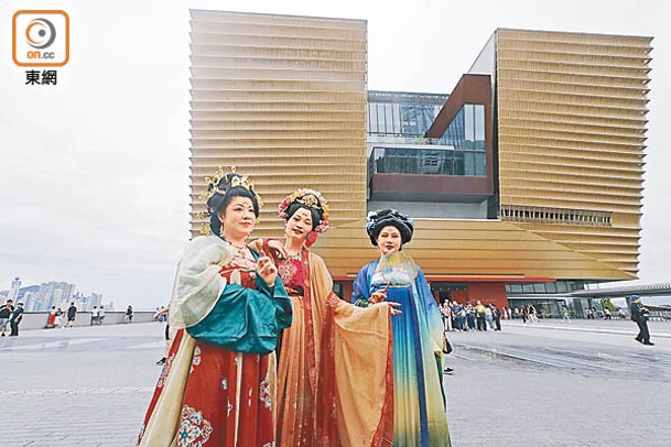 有市民穿上漢服到故宮文化博物館參觀。