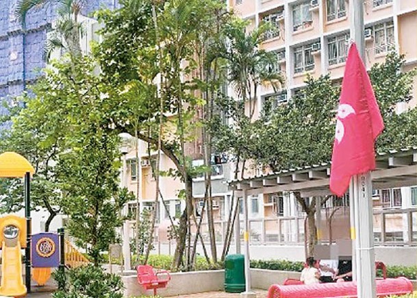 高怡邨兒童遊樂場處的區旗被「下半旗」。