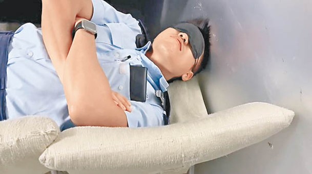 去年7月，一名當值警員在國安公署內睡覺。