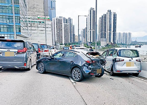 荃灣4車串燒  一女傷