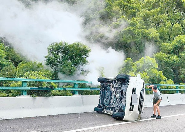 「拓海彎」又釀禍  私家車自炒冒煙