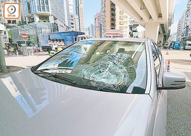 私家車擋風玻璃撞至爆裂。（張開裕攝）