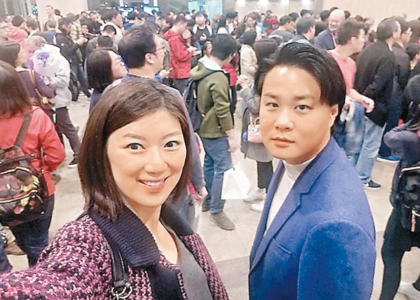 容海恩（左）指丈夫袁彌昌（右）不在香港，但有通電話。