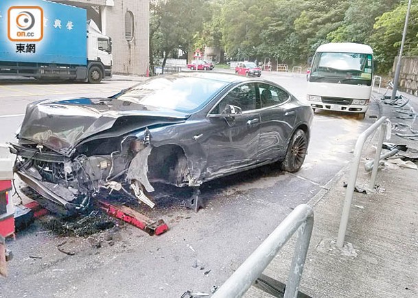 電動車車頭毀爛。（梁國雄攝）