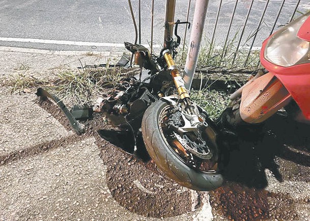 石澳道撼私家車  鐵騎斷開兩截