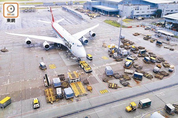 程鼎一表示，外地航空公司恢復來港航班需時。