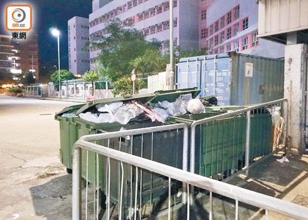 祥華邨有多個載滿垃圾的大型垃圾桶未有關好。（郭垂垂攝）