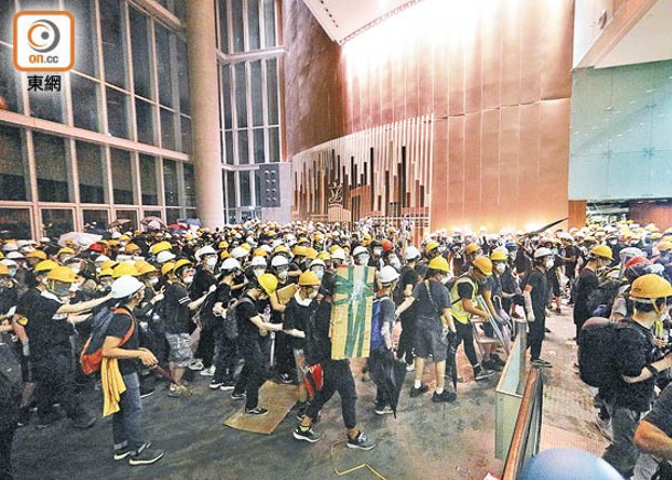 案發當日大批示威者衝擊立法會。