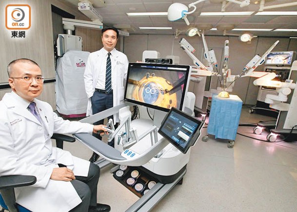 中大醫學院外科學系泌尿科教授吳志輝（左）及名譽臨床副教授余知行醫生。（袁志豪攝）