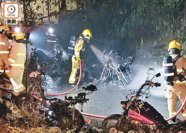 將軍澳：多輛電單車被燒成廢鐵。（梁國雄攝）