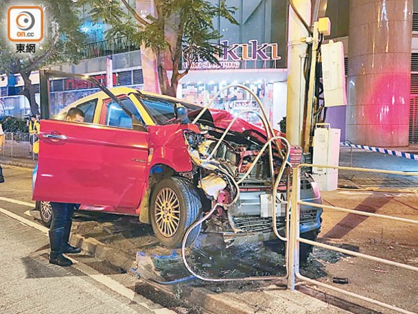 新蒲崗：的士車頭嚴重毀爛。