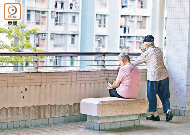 本港人口老化問題嚴重，未來長者住屋需求勢必增加。（李志湧攝）