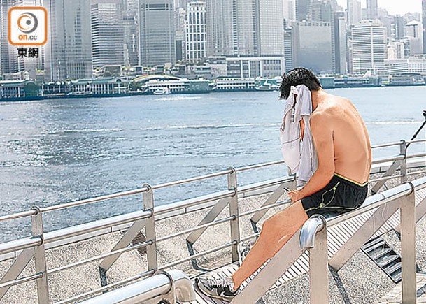 市民應避免在酷熱及潮濕的天氣下長時間進行劇烈運動。