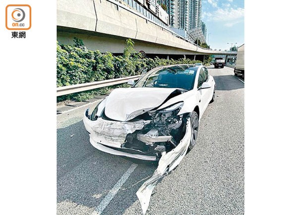沙田：電動車車頭嚴重毀爛。（李國健攝）