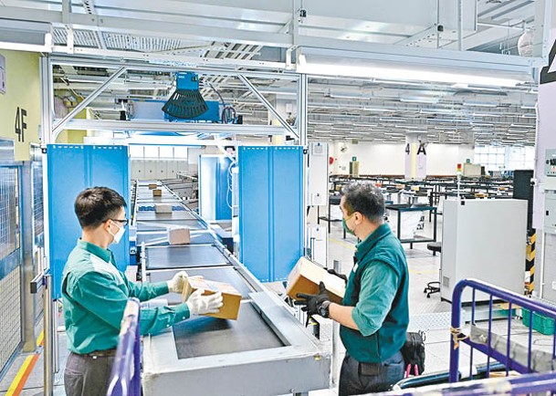 郵政引入機械人郵包分揀系統，提升工作效率約兩成。