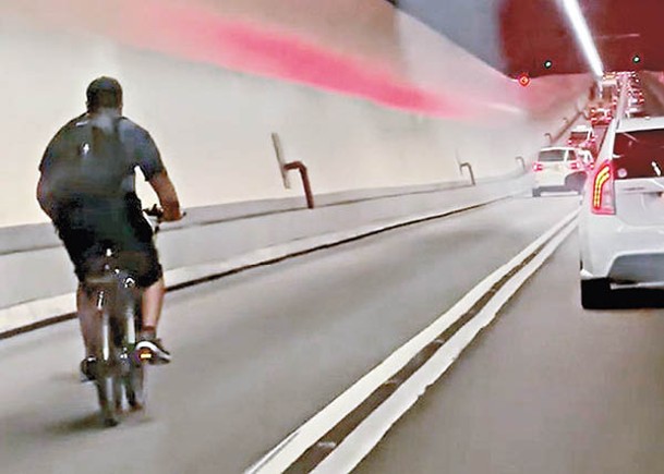 男子在紅隧管道內踏單車。