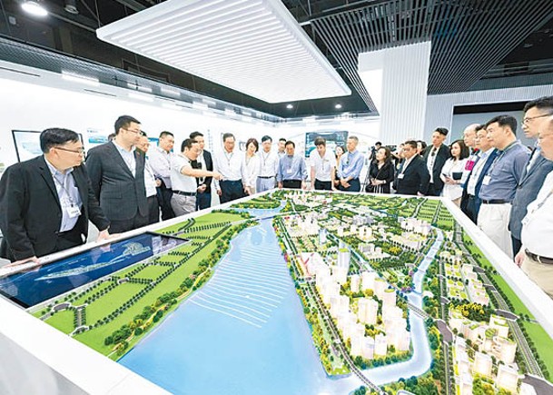 議員參觀福州新區內的濱海新城規劃展示館，了解新區規劃建設與發展。